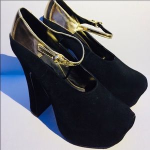 NWOT BLACK PLATFORM HEELS booties gold DOLCE VITA